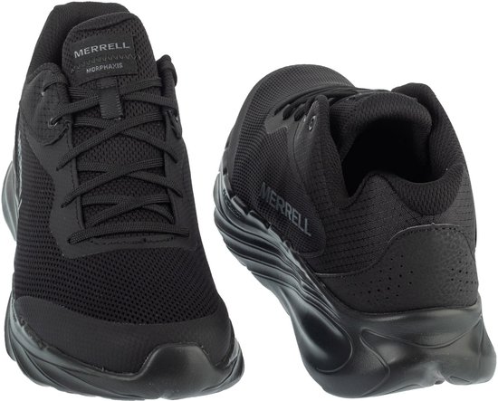Twee zwarte Merrell hardloopschoenen, gezien vanaf de voorkant en zijkant, met Merrell-logo op de zijkant.