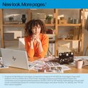Een vrouw met krullend haar in een oranje trui zit aan een bureau met een laptop en drie HP 308 inktcartridges.