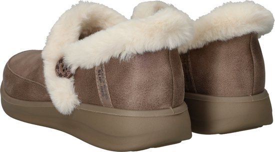 Achterkant van taupe pantoffels met witte, fluffy voering en een merklint.