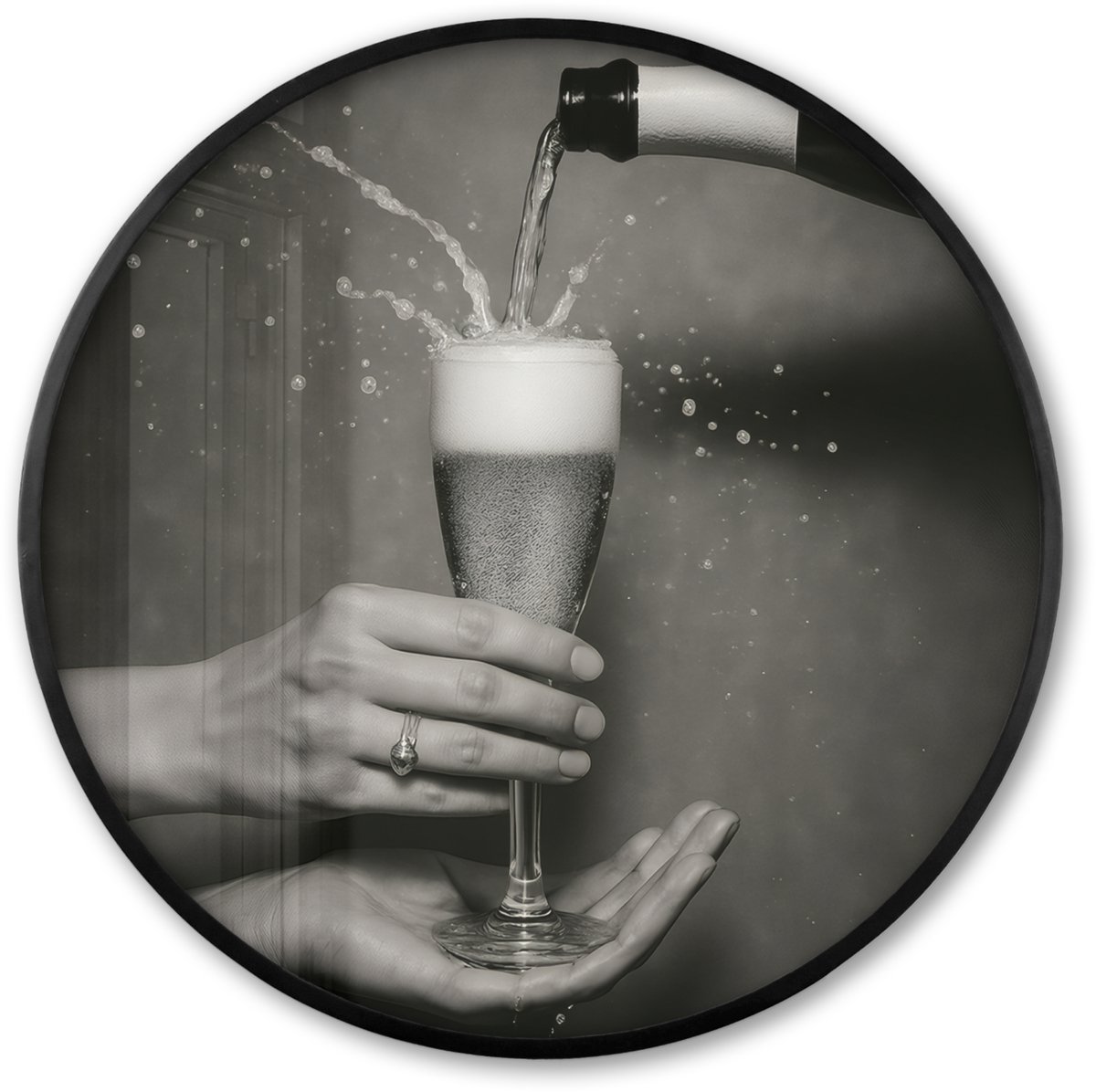 FrameYourWall Poster in lijst Rond - Fotolijst 80x80 cm - Posters - Champagnefles - Glas - Minimalistisch - Spetters - Ronde posterlijst zwart - Decoratie - Wanddecoratie woonkamer - Muurdecoratie slaapkamer Champagnefles - Spetters