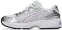 Asics Gel-1130 dames sneaker in wit met zilverkleurige en lichtpaarse accenten. Zilveren neuskap.