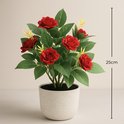 Kunstplant met rode rozen en groene bladeren in een witte pot van 25 cm hoog.