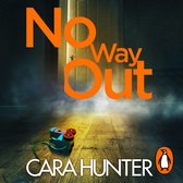Boek "No Way Out" van Cara Hunter. Een open deur, mist en een speelgoedrobot op een houten vloer.