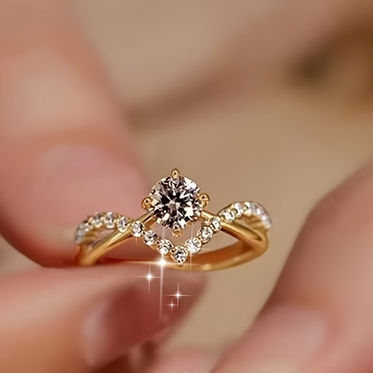 Sjika - Gold plated ring met grote zirkonia – Luxe damesring - One Size – Fonkelend & elegant design – Perfect cadeau of verlovingsring