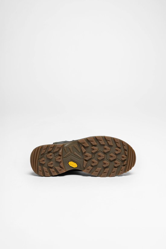 Onderkant van een bruine wandelschoen met een grof profiel van Vibram.