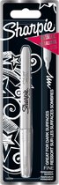 Verpakking van een zilverkleurige Sharpie metallic permanente marker met fijne punt, voor donkere oppervlakken.