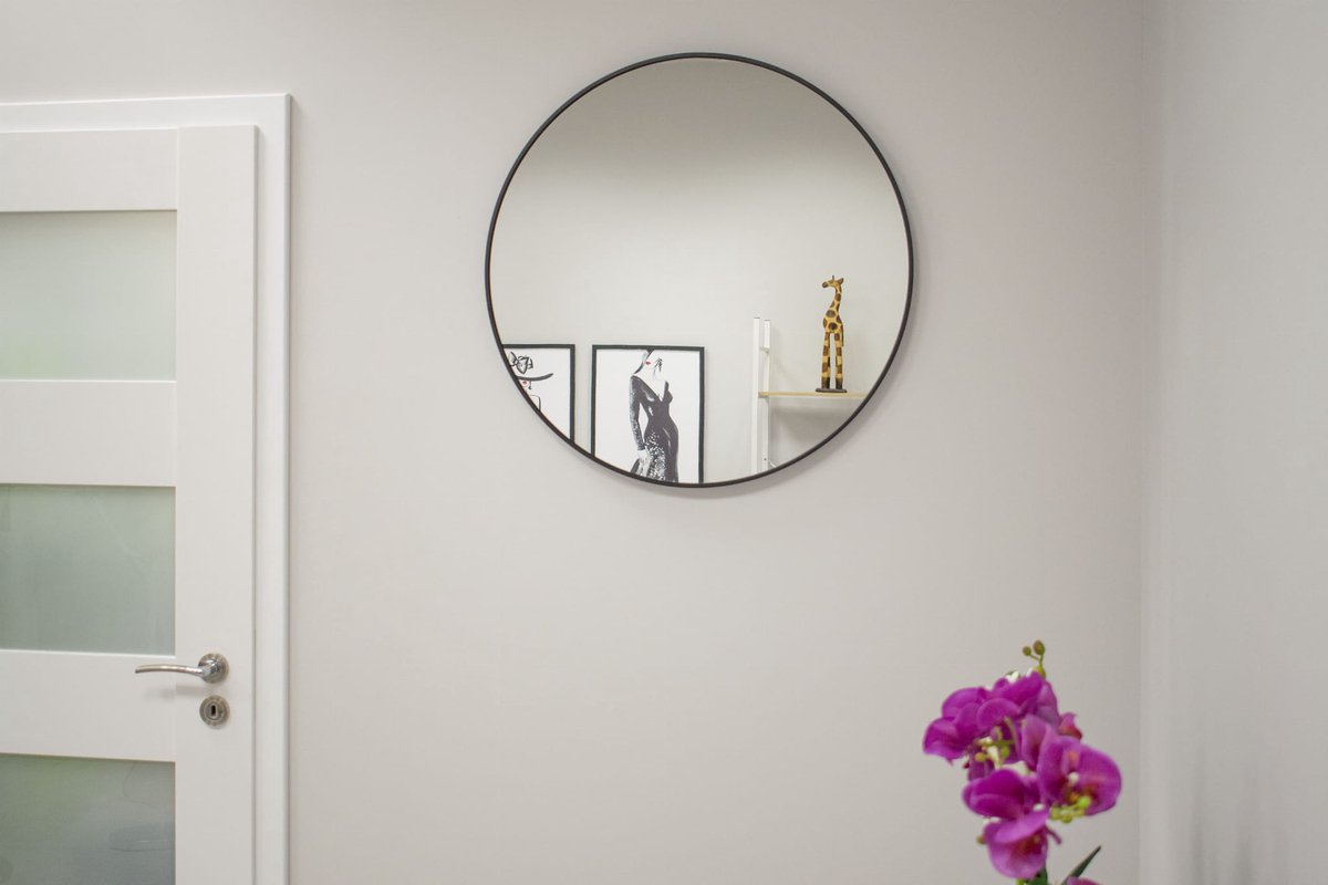 Rond Wandspiegel 60 cm met Zwart Metalen Frame – Spiegel - Stijlvol en Duurzaam, Perfect voor Woonkamer, Hal, Badkamer of Slaapkamer
