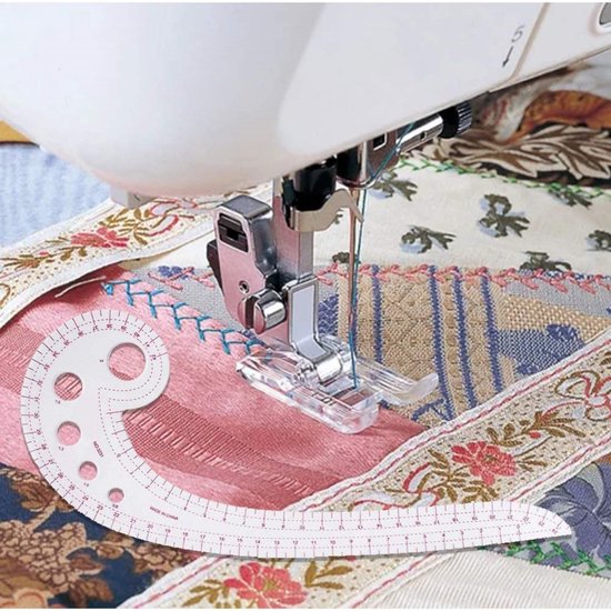 Transparante gebogen kleermakersliniaal op een kleurrijke patchwork stof naast een naaimachine.