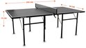 Een zwarte Pegasi tafeltennistafel, met afmetingen 200 cm lang en 98 cm breed, 75 cm hoog.