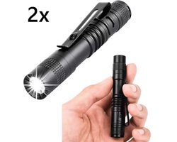 TLVX 2 stuks Ultra Mini LED Zaklamp Pen 300 Lumen – 5W Sterke en Kleine Militaire Aluminium lamp – Waterdicht – Scouting – Bos – Camping – Vakantie – Survivallen – Veiligheid – Noodpakket licht – Compact 9cm – Kleding Clip – Inclusief AAA batterijen