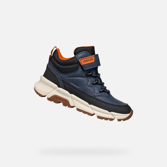 Zijaanzicht van een marineblauwe Geox-laars met zwarte accenten, oranje klittenband en robuuste beige zool.