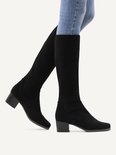 Bottes hautes noires en suédine à bout pointu et talon bloc, portées avec un jean.