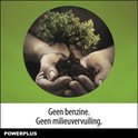 Handen die een kleine boom met aarde vasthouden. Tekst: 'Geen benzine. Geen milieuvervuiling.'