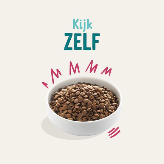Een witte kom met hondenbrokken, met tekst 'Kijk ZELF'.