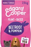 Roze zak met 2.5 kg hondenvoer, Plant-Based Beetroot & Pumpkin met afbeeldingen van twee honden.