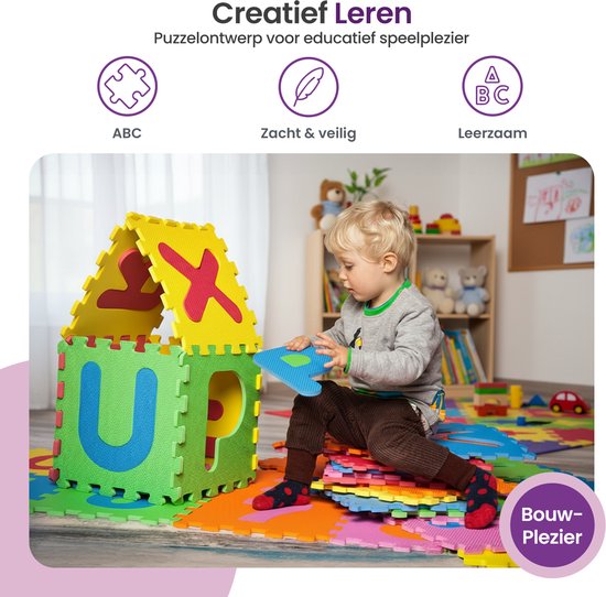 Een jongen bouwt een huis van kleurrijke foamtegels met letters U, P en X.