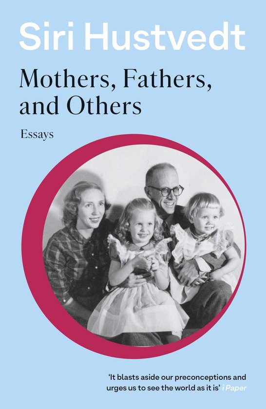 Boekcover met "Mothers, Fathers, and Others" van Siri Hustvedt. Een zwart-witfoto van een gezin met twee dochters.