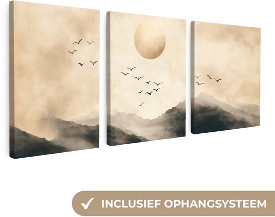 Peinture triptyque avec des montagnes beiges et brumeuses et des oiseaux en vol, avec un grand soleil au-dessus du panneau central. Montré avec un système de suspension.