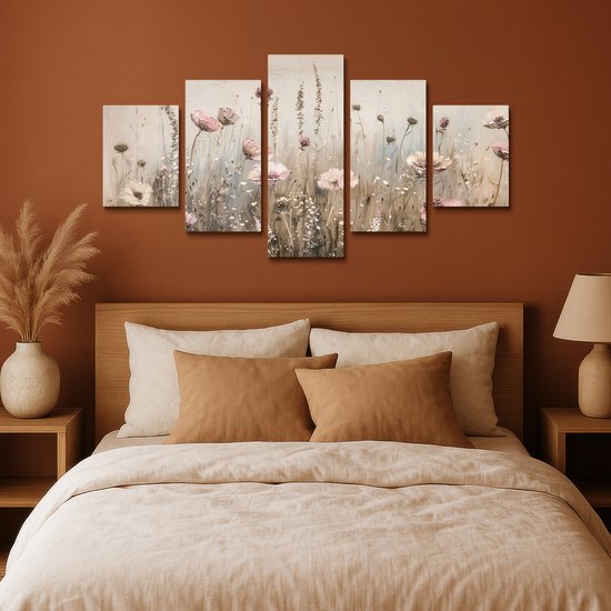 Toile pentaptyque avec des fleurs roses et blanches dans une prairie détaillée beige, au-dessus d'un lit.