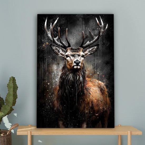 Impression abstraite d'un cerf élaphe avec de grands bois, un pelage brun et un fond sombre avec des éclaboussures de peinture.