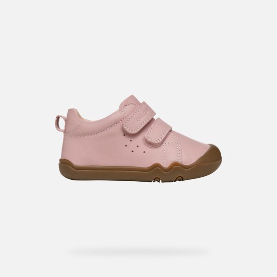 Roze sneaker met bruine zool, twee klittenbandsluitingen en Geox logo, zwevend.
