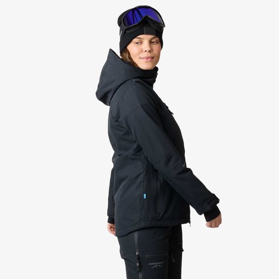 Dames ski-jas, zwart, met capuchon, skibril en muts, zijaanzicht.