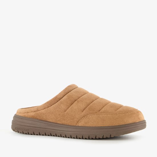 Bruine pantoffel met gewatteerd bovenwerk en bruine zool, van de zijkant bekeken.