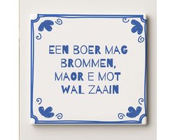 Delfts Blauwe Tegel “Een Boer Mag Brommen, Maor E Mot Wal Zaain” – 15x15cm Keramische Wanddecoratie – Grappige Boeren Spreuk voor Huis & Cadeau