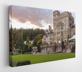 Onlinecanvas - Schilderij - Stone Castle With Green Grass Front Yard Art Horizontal Horizontal - Multicolor - 75 X 115 Cm