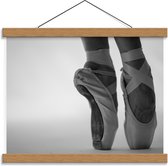 Schoolplaat – Ballerina op Spitzen (zwart/wit) - 40x30cm Foto op Textielposter (Wanddecoratie op Schoolplaat)