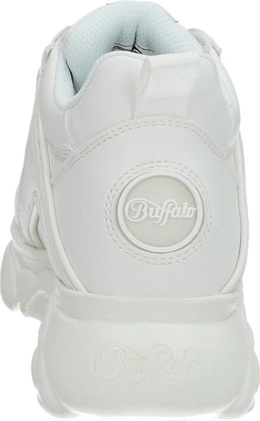 Witte Buffalo sneakers met dikke zool en Buffalo logo op de achterkant.