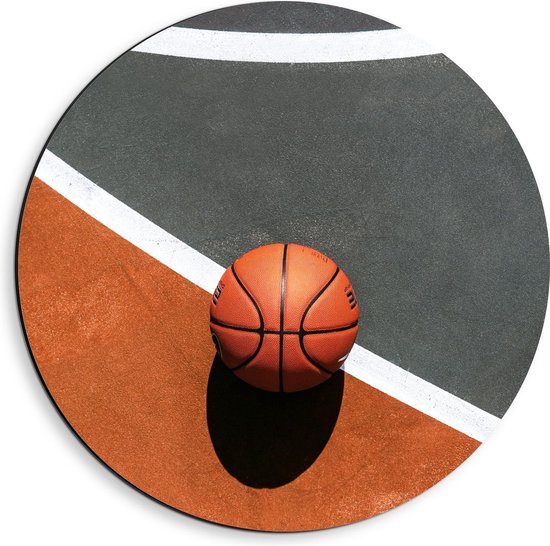 Dibond Wandcirkel - Basketbal op de Grond - 40x40cm Foto op Aluminium Wandcirkel (met ophangsysteem)