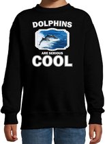 Dieren dolfijnen sweater zwart kinderen - dolphins are serious cool trui jongens/ meisjes - cadeau dolfijn groep/ dolfijnen liefhebber 7-8 jaar (122/128)