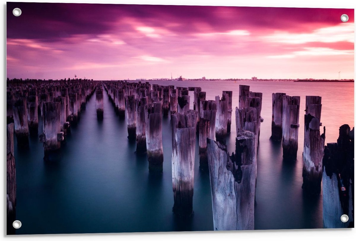 Tuinposter – Houten Palen in de Zee met een Mooie Zonsondergang - 90x60cm Foto op Tuinpost