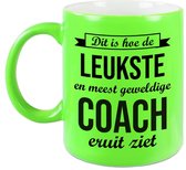Dit is hoe de leukste en meest geweldige coach eruitziet cadeau mok / beker - neon groen - 330 ml - bedankt cadeau trainer