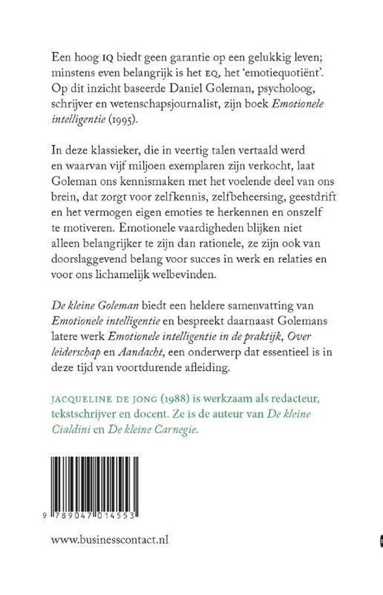 Tekst op witte achtergrond: Uitleg over emotionele intelligentie en het boek 'De kleine Goleman'.',Jacqueline de Jong (1988) is werkzaam als redacteur, tekstschrijver en docent. Ze is de auteur van De kleine Cialdini en De kleine Carnegie.'. Barcode.
