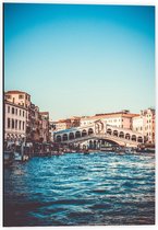 Dibond - Rialtobrug, Venetië - Italië  - 40x60cm Foto op Aluminium (Met Ophangsysteem)