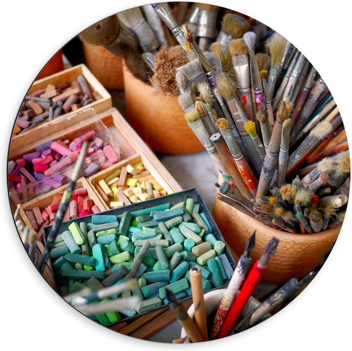 Dibond Wandcirkel - Verfkwasten, Gekleurde Krijtjes en Potloden - 60x60cm Foto op Aluminium Wandcirkel (met ophangsysteem)