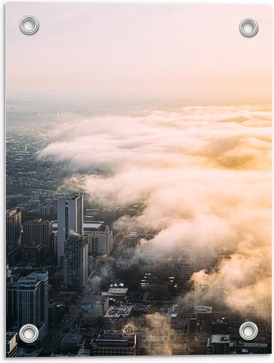 Tuinposter – Laag Hangende Wolken boven Stad - 30x40cm Foto op Tuinposter  (wanddecoratie voor buiten en binnen)