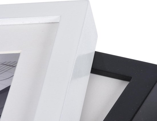 Een witte fotolijst boven een zwarte fotolijst, de randen worden in detail getoond.
