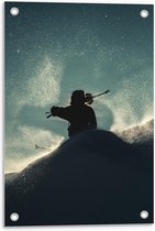 Tuinposter – Man met Skistokken in de Sneeuw - 40x60cm Foto op Tuinposter (wanddecoratie voor buiten en binnen)