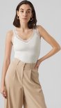 Witte kanten camisole met v-hals, gedragen door model.