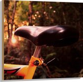 WallClassics - Hout - Zadel van Gele Fiets in het Bos - 80x80 cm - 9 mm dik - Foto op Hout (Met Ophangsysteem)