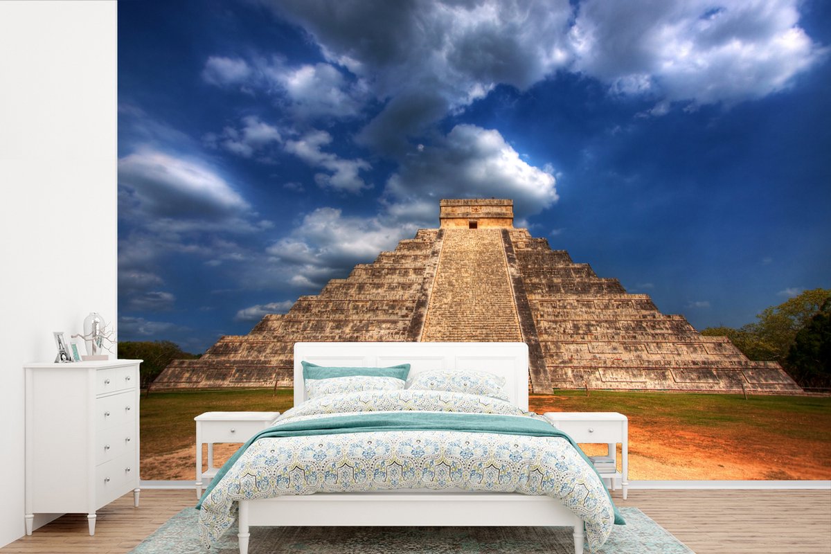 Behang - Fotobehang Maya-piramide van Kukulkan bij Chichén Itzá in Mexico - Breedte 390 cm x hoogte 260 cm - Nr1Wallpaper