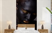 Behang - Fotobehang Vrouw - Zwart - Goud - Kunst - Breedte 120 cm x hoogte 240 cm