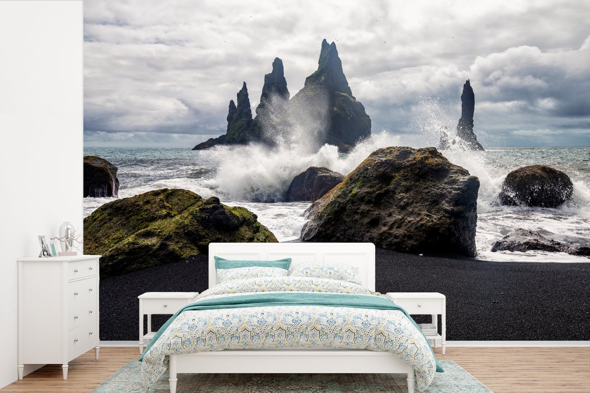 Behang - Fotobehang Basalt gesteente in de zee bij IJsland - Breedte 330 cm x hoogte 220 cm