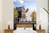 Behang - Fotobehang Grachtenpanden in Amsterdam naast een brug - Breedte 170 cm x hoogte 260 cm