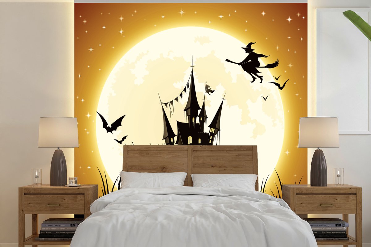 Behang - Fotobehang een heks die over een kasteel vliegt tijdens Halloween - Breedte 350 cm x hoogte 350 cm