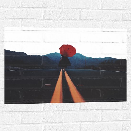 WallClassics - Muursticker - Vrouw met Rode Paraplu op de Weg - 75x50 cm Foto op Muursticker