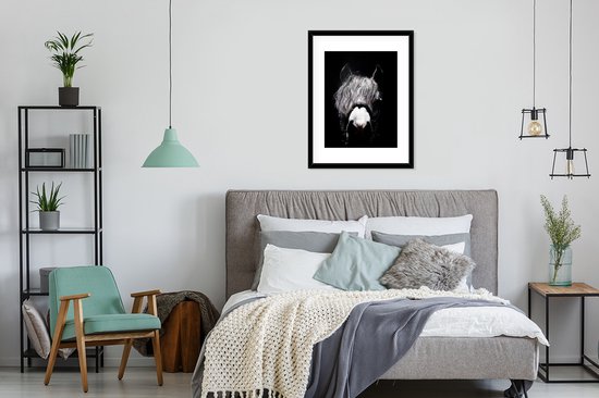 Photo en cadre - Gros plan d'un cheval sur fond noir Cadre photo noir avec passe-partout blanc 60x80 60x80 cm - Affiche sous cadre (Décoration murale salon / chambre)